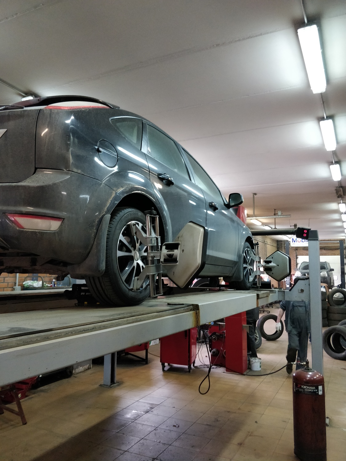 Регулировка углов установки колес (сход-развал и другие углы) 